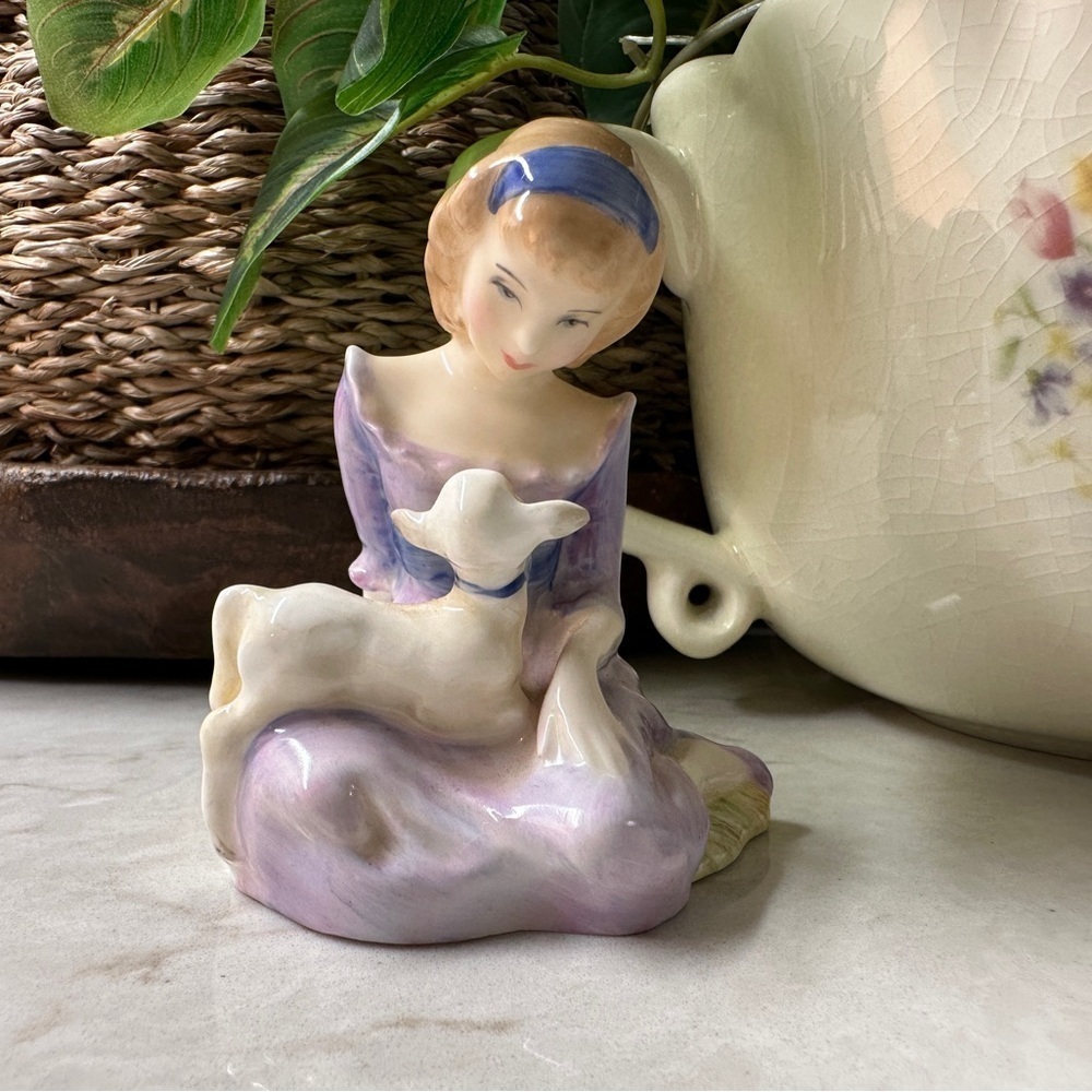 ROYAL DOULTON, HN2048, “MARY HAD A LITTLE LAMB”, 1949-1988. 3 1/2”TALL. - Picture 2 of 10